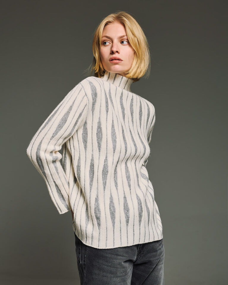 Oversized πλεκτό sweater με ψηλή λαιμόκοψη και μοτίβο ρόμβων