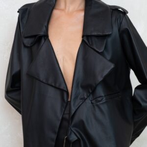 Λεπτομέρεια στο oversized γιακά του Celine Jacket σε μαύρη δερματίνη