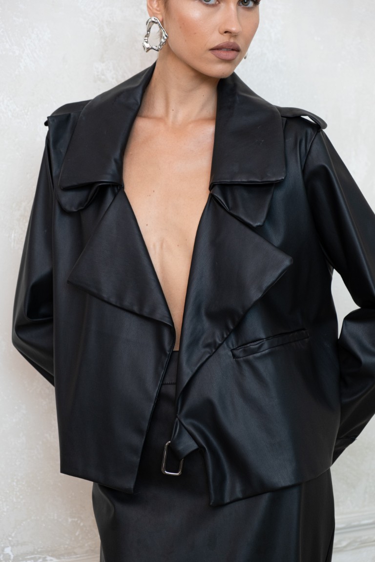 Λεπτομέρεια στο oversized γιακά του Celine Jacket σε μαύρη δερματίνη