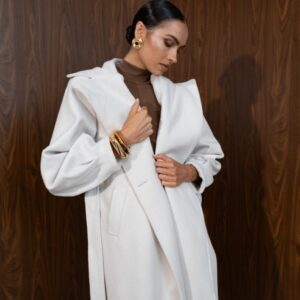 Μπροστινή λήψη μακριού oversized παλτού σε ecru