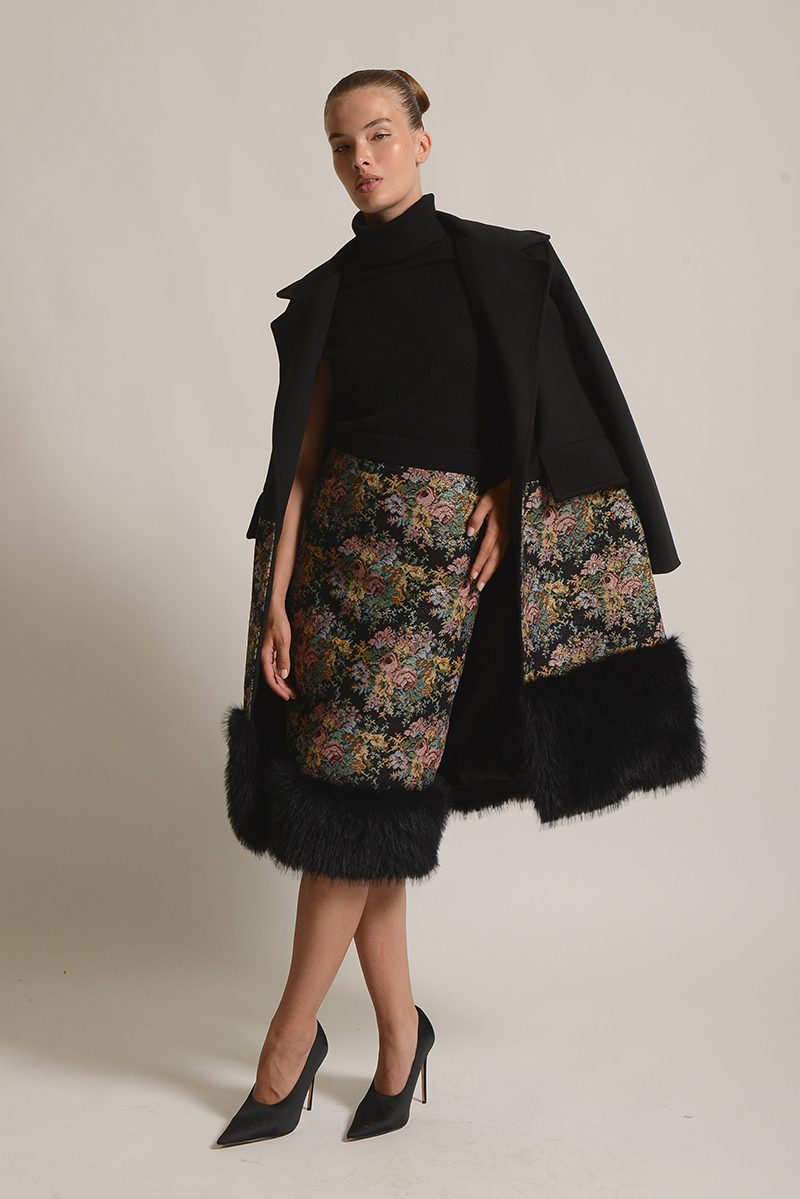 μακρύ floral παλτό με μαύρη γούνα στο τελείωμα