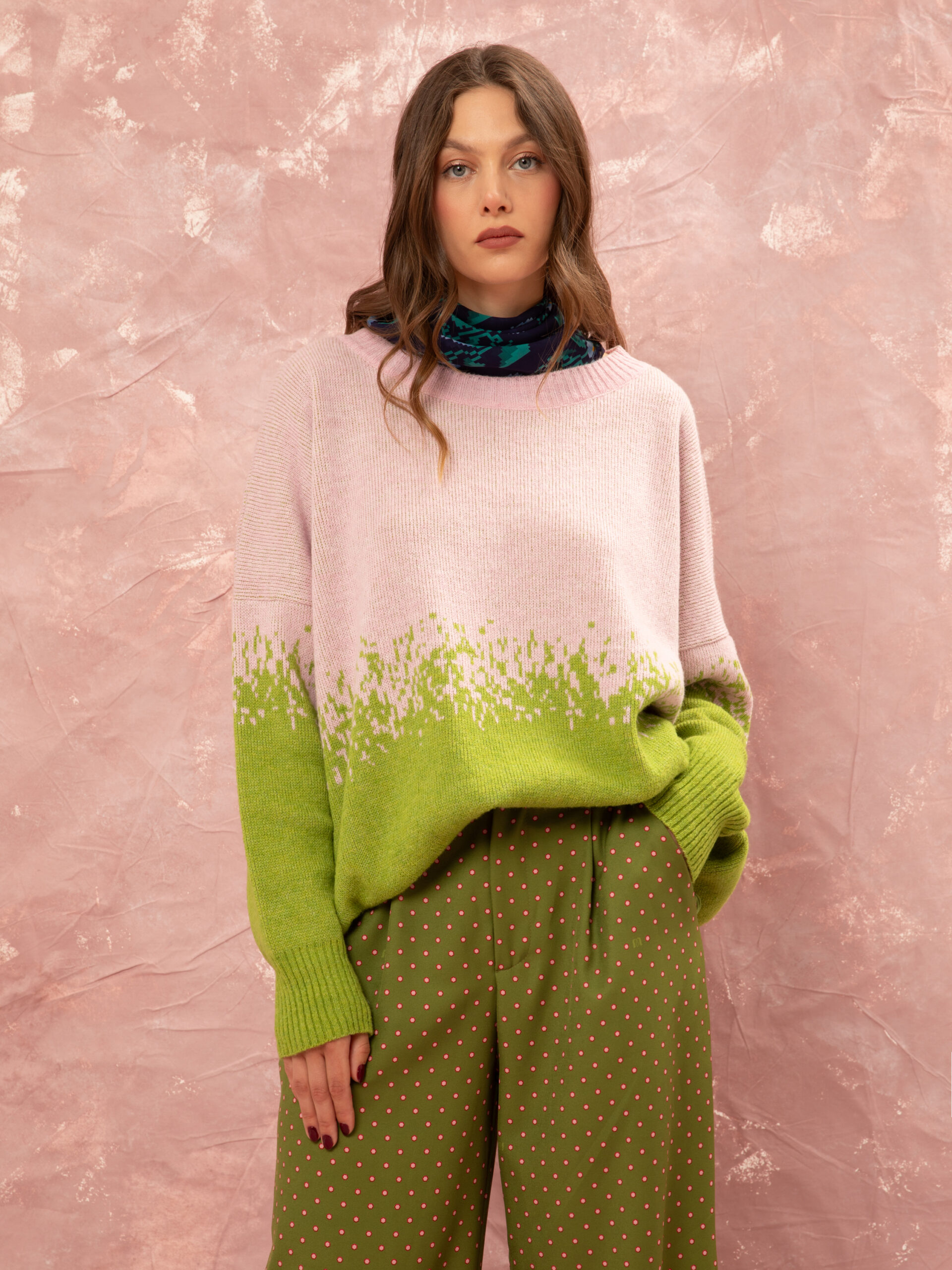 Πλεκτό ombre jumper σε ροζ και lime αποχρώσεις, λεπτομέρεια ύφανσης