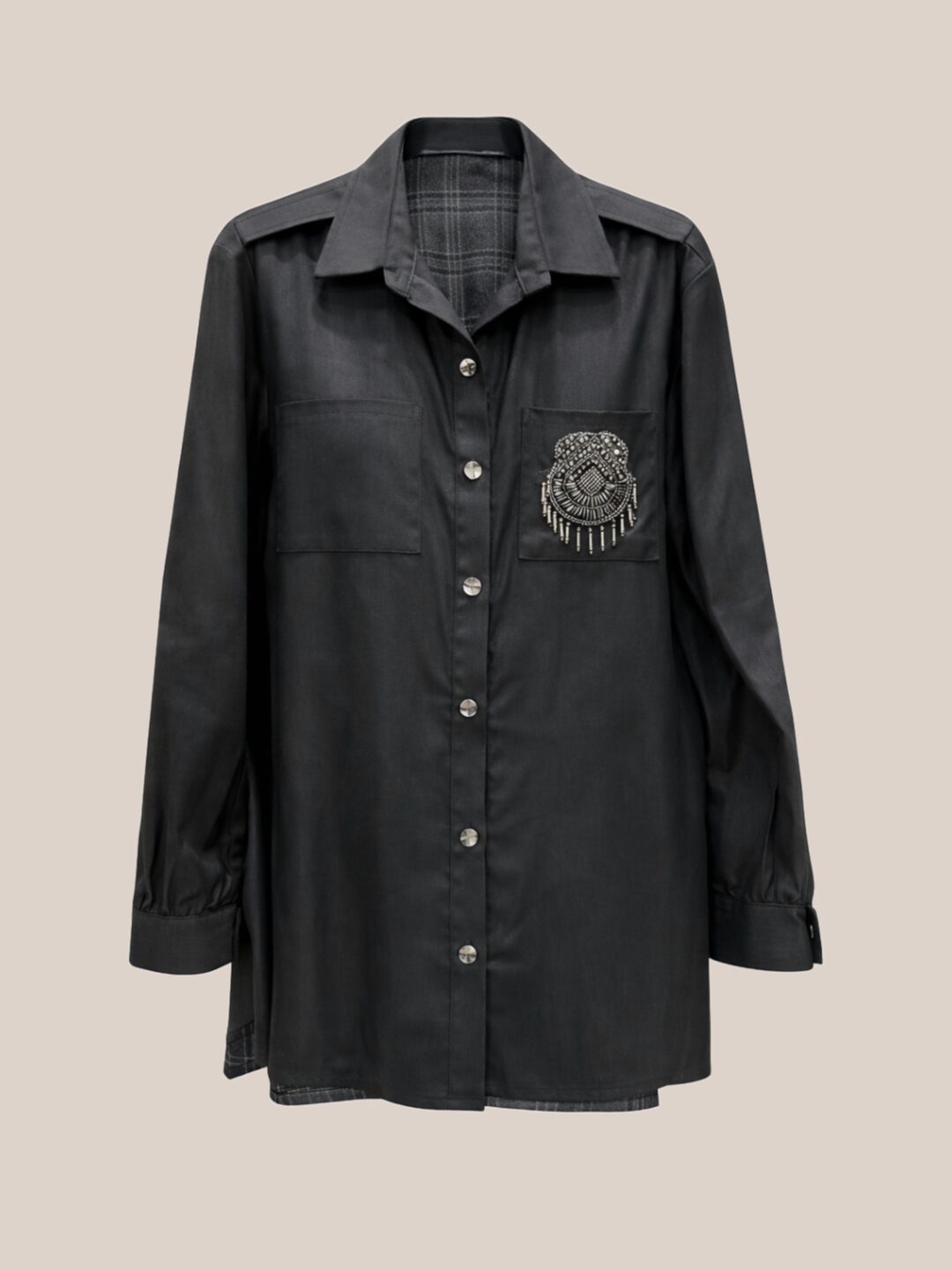 Μαύρο πουκάμισο σε χαλαρή γραμμή με επωμίδες και μπροστινά τσεπάκια